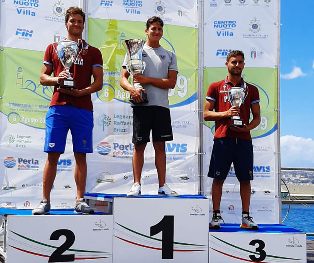 59-Traversata-dello-Stretto-Podio-assoluti-a-sinistra-Occhipinti-Alessio-Pasquale-Sanzullo-e-Giuseppe-Ilario02_d1cad.jpg
