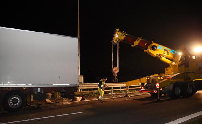 Scontro su A1 tra camion e pullman, feriti migranti partiti da Vibo Valentia