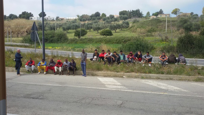 Protesta migranti Amendolara su SS 106: "Abbiamo gli stessi vestiti del nostro arrivo"