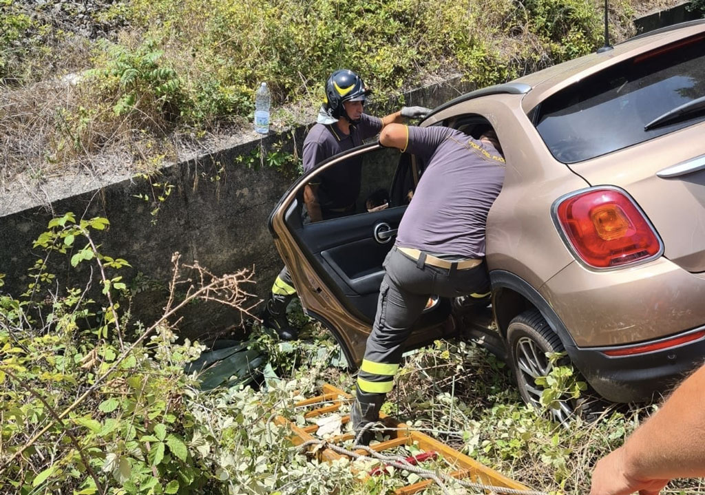 Lamezia, perde il controllo e finisce fuori strada: conducente ferita trasportata in elisoccorso