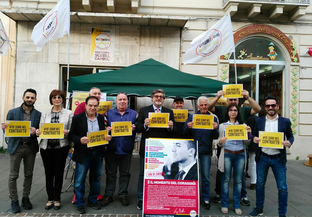 Lamezia, "Io sono nel contratto": anche deputato D'Ippolito a gazebo informativo sul corso