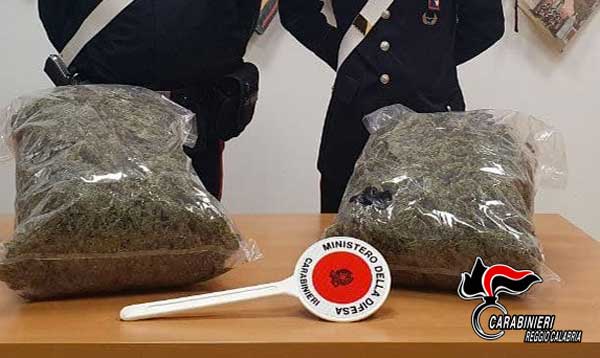 Trovati con 6 chili di marijuana, una parte era nascosta in cestello lavatrice: due arresti a Reggio