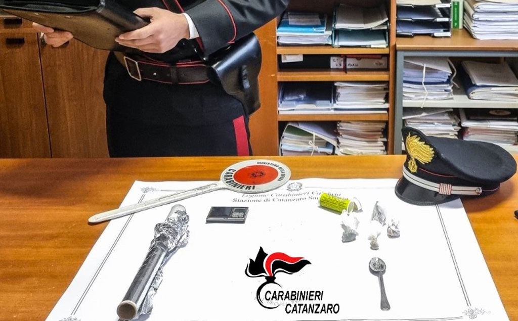Spaccio di sostanze stupefacenti, arrestati due giovani a Catanzaro