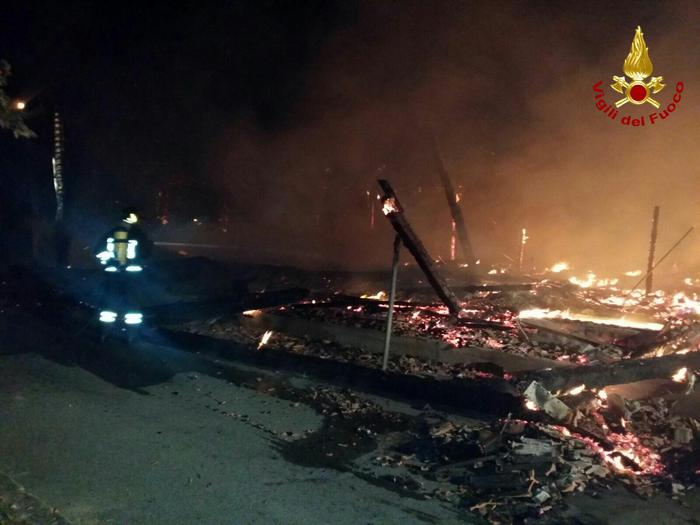 Incendio in un villaggio turistico a Cutro, indagini dei Carabinieri