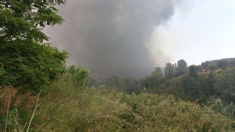 In fiamme discarica rifiuti tra Castrolibero e Rende