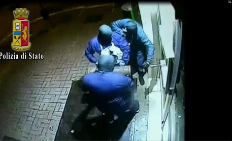 Assalti a bancomat, 13 arresti in Puglia e colpi anche in Calabria