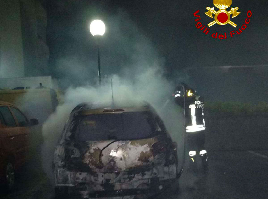 Auto parroco in fiamme a Vibo Valentia, indagano carabinieri