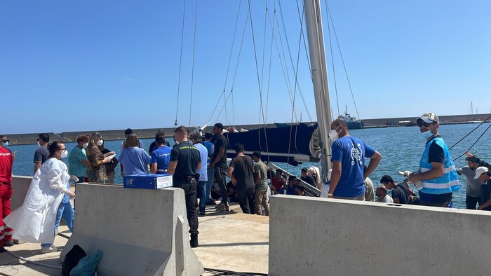 Ancora sbarchi di migranti, a Crotone arrivati in 87