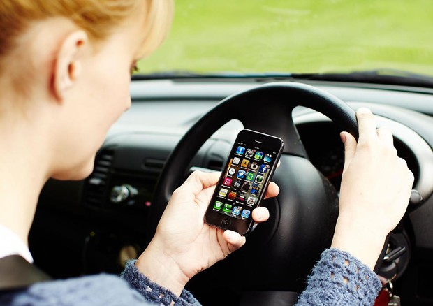 Cellulare alla guida, nuovo emendamento: ritiro immediato patente fino a 6 mesi