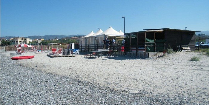 Calabria: Sequestrato stabilimento balneare abusivo nel reggino, denunce 
