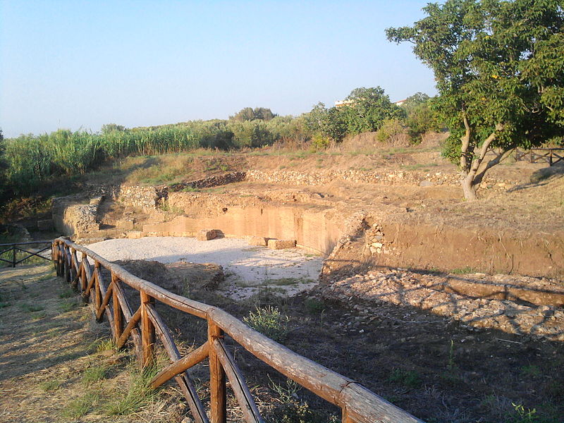 800px-Anfiteatro_romano_di_Taureana.jpg