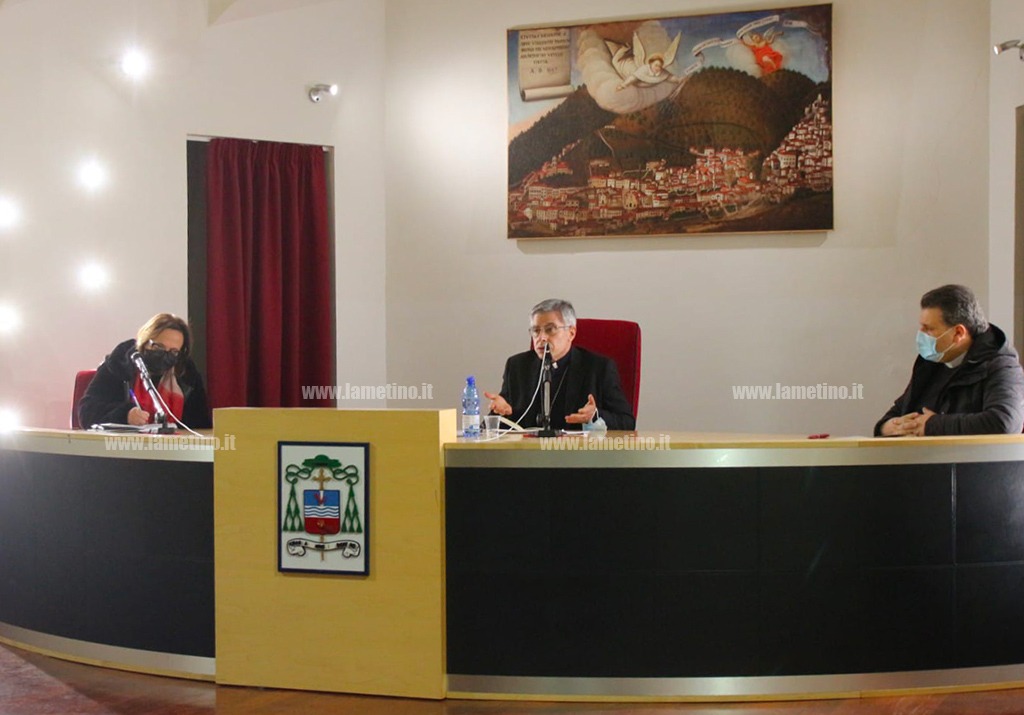 Lamezia, gli auguri di Natale del Vescovo: “Impariamo ad ascoltare i giovani, la gente e il nostro territorio”