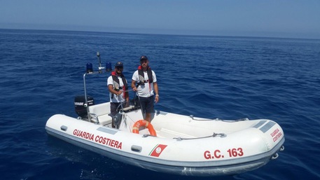 Barca incagliata su scogliera a Ricadi, soccorso equipaggio 