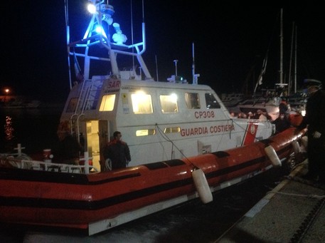 Migranti soccorsi nello Ionio, sono 49