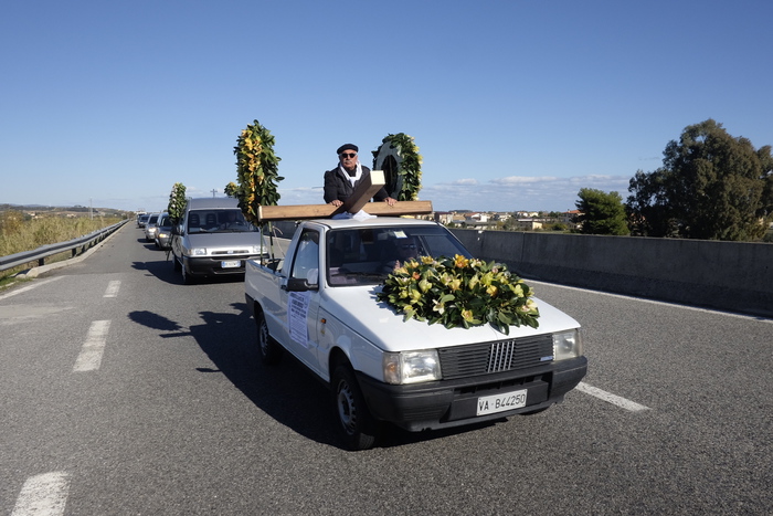 Carri funebri e presidio di protesta su SS 106: "Ammodernare arteria"