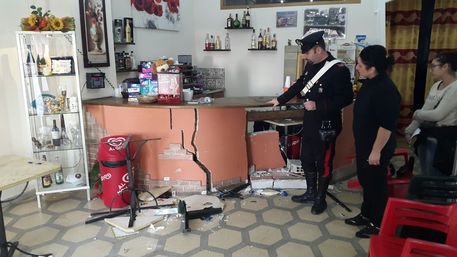 A bordo fuoristrada contro bar Cirò Marina, 4 feriti
