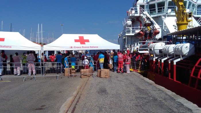 Arrivati 507 migranti a Crotone con nave Save the children 