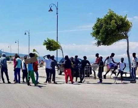 Protesta migranti a Vibo Marina, bloccata strada