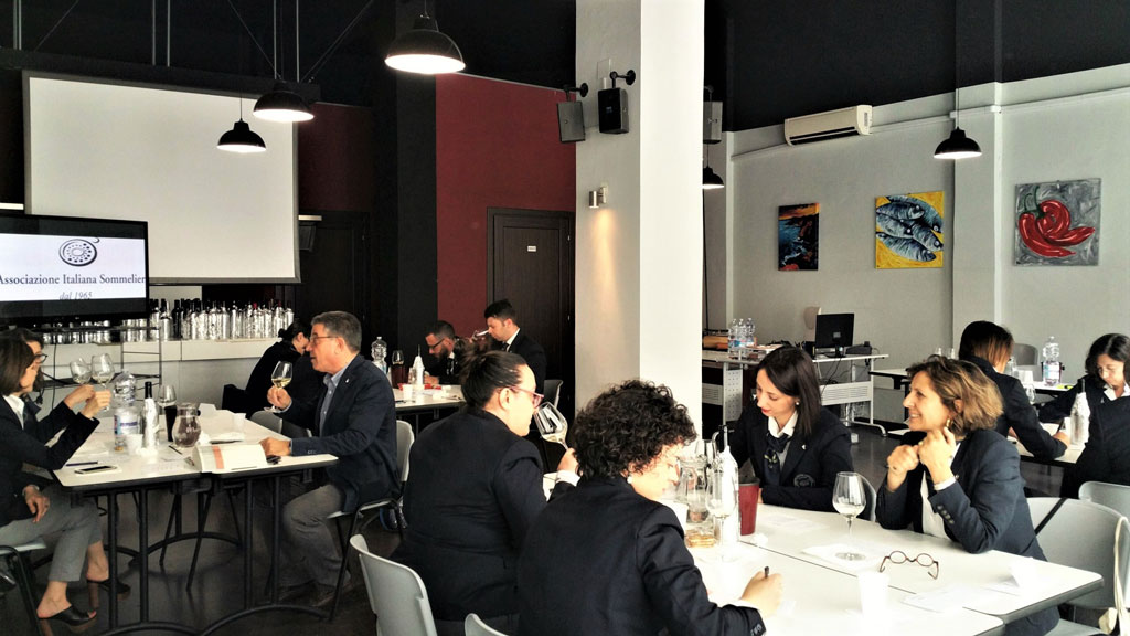 La maratona di calici dei sommelier dell’Ais, terminata la selezione di 350 vini calabresi per la guida Vitae 2019