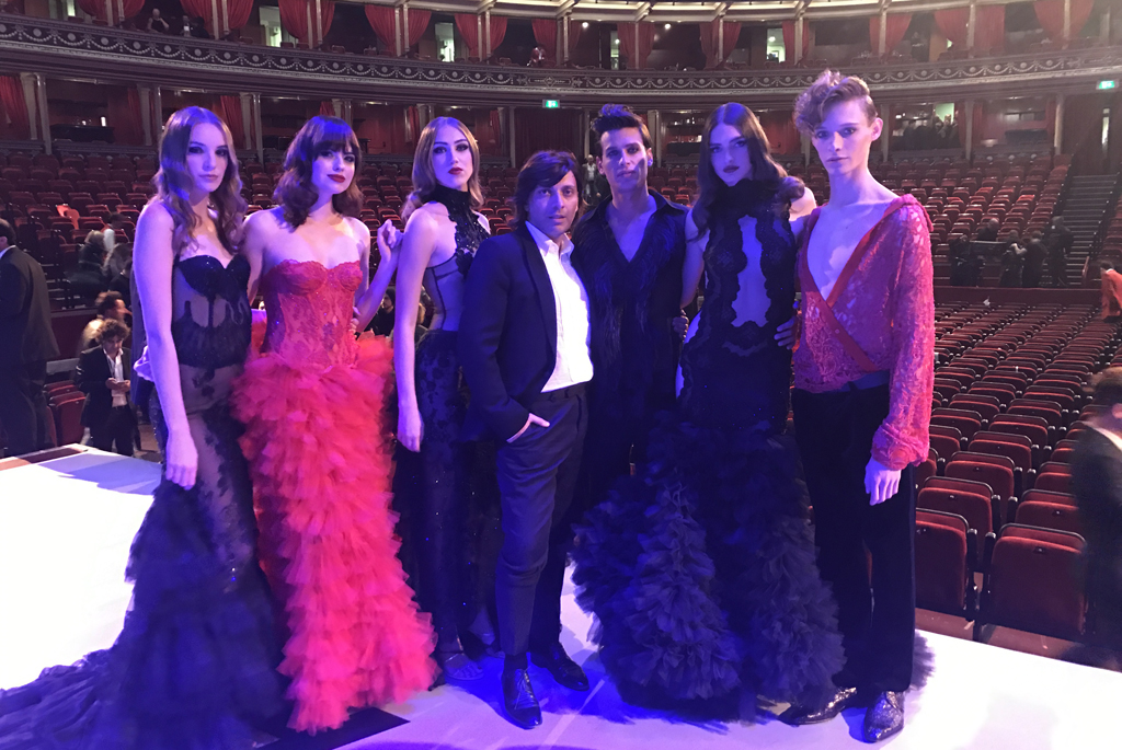 Gli abiti di Anton Giulio Grande al Royal Albert Hall di Londra