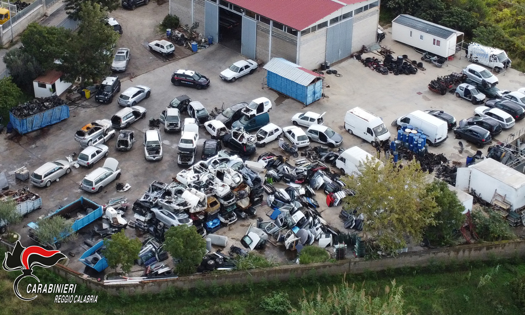 Scarico non autorizzato di olii e acque reflue e 9 veicoli non correttamente smaltiti, sequestrata ditta autodemolizione a Reggio - VIDEO