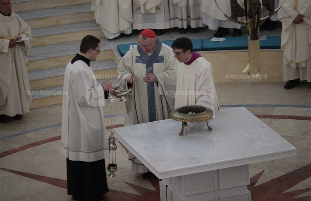 Altare-concattedrale1-250319.jpg