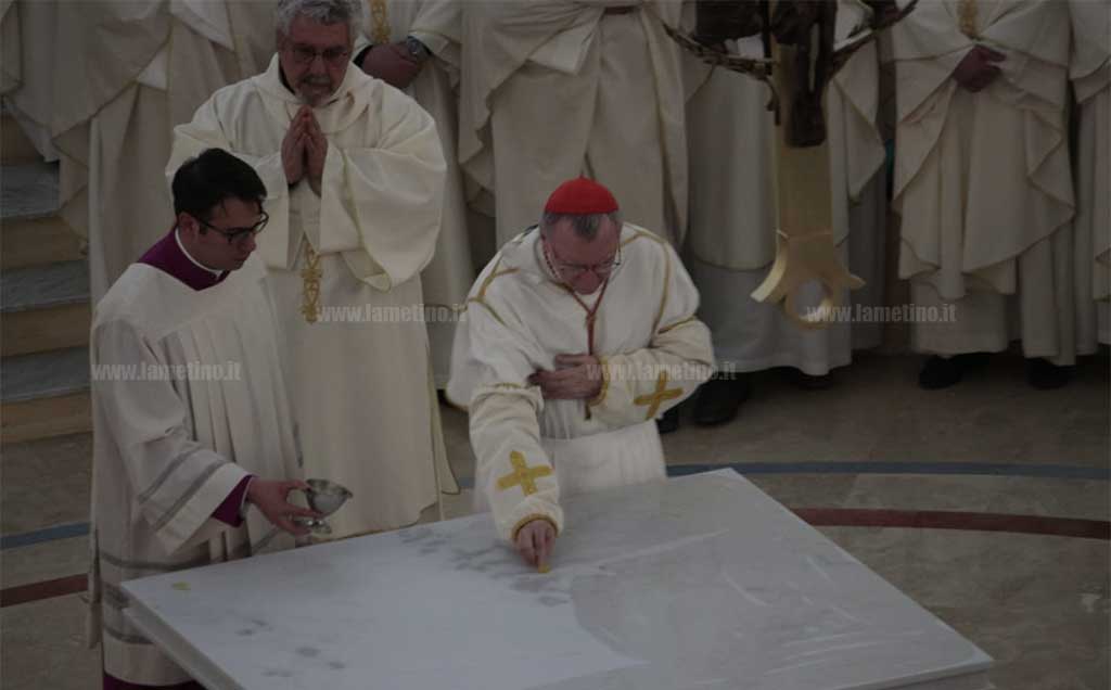 Altare-concattedrale2-250319.jpg