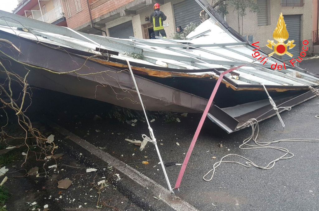 Maltempo, forti raffiche di vento provocano danni nel catanzarese -VIDEO