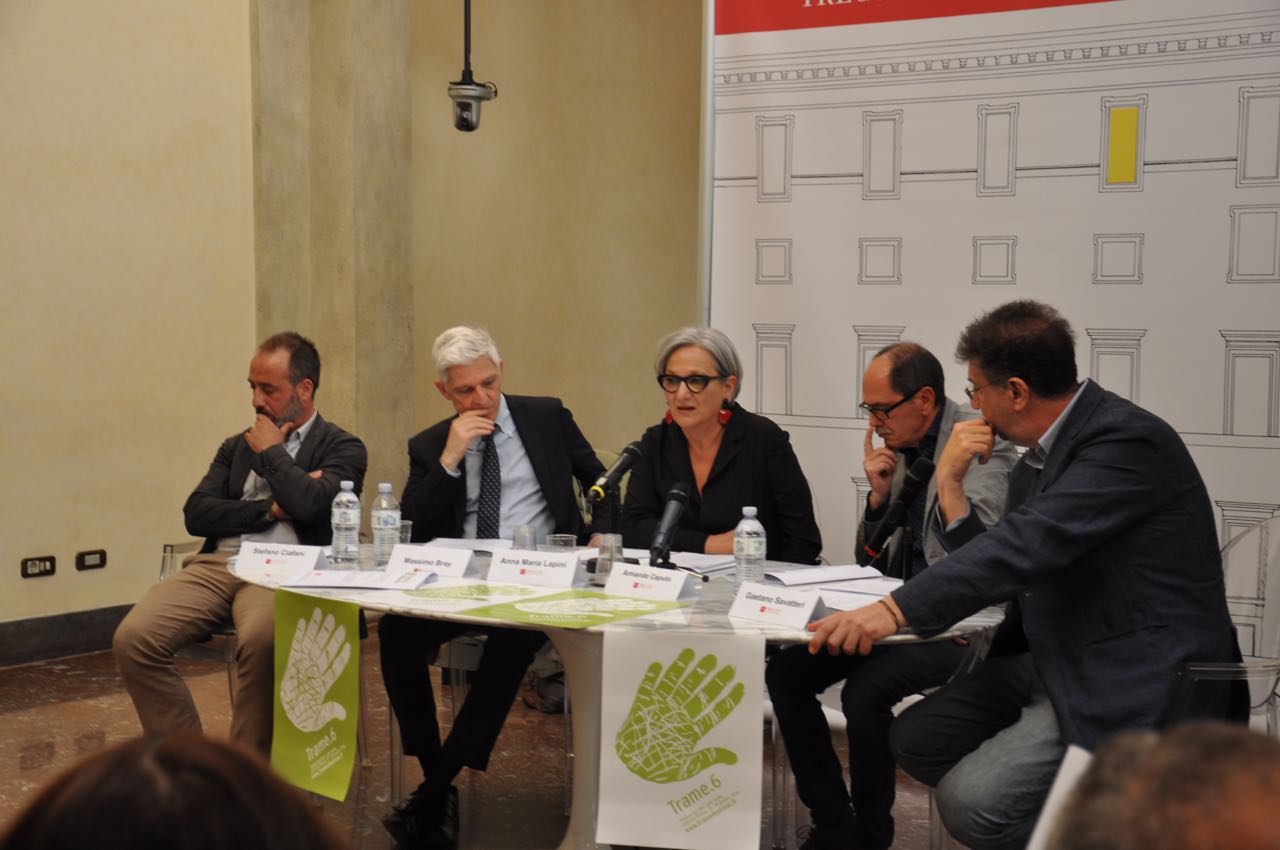 Antonio_Pergolizzi_Massimo_Bray_Anna_Lapini_Armando_Caputo_Gaetano_Savatteri_Roma_Treccani_Conferenza_stampa_Trame6_7_6_2016_.jpg