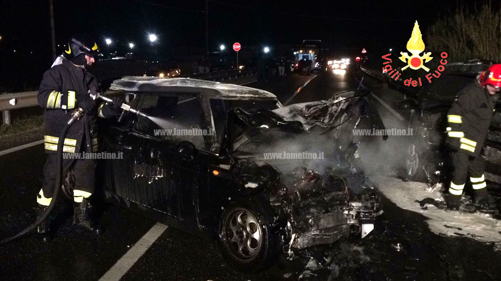 Lamezia: scontro frontale su Ss18 e auto prende fuoco, grave anziano