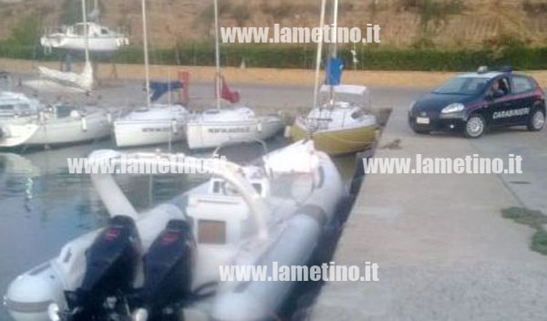 Calabria: Carabinieri trovano gommone rubato a Soverato