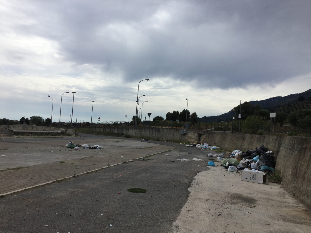 Lamezia, rifiuti abbandonati nell’area mercatale di Sambiase