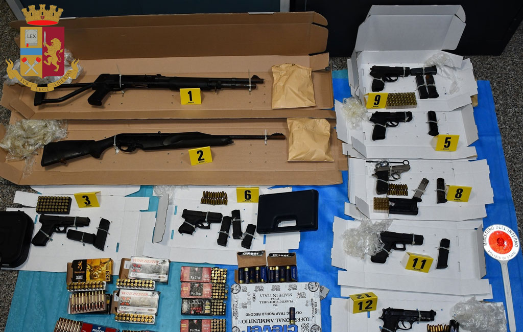 Polizia scopre e sequestra arsenale di armi in un garage a Bagnara Calabra
