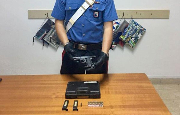 Pistola e detonatori nascosti in cucina, un arresto a Isola Capo Rizzuto