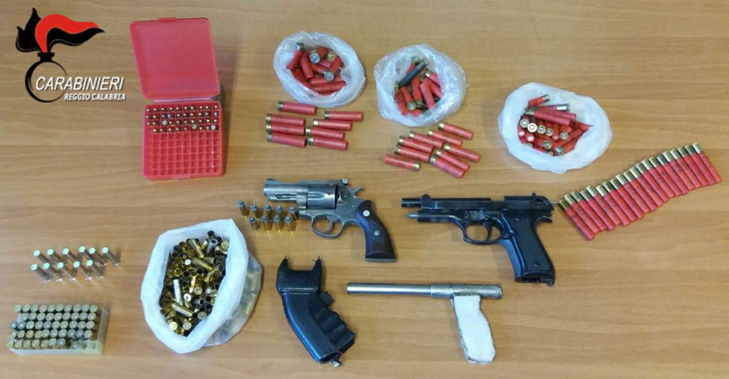 Nascondeva pistole e bombe carta in casa, arrestato 19enne a Reggio