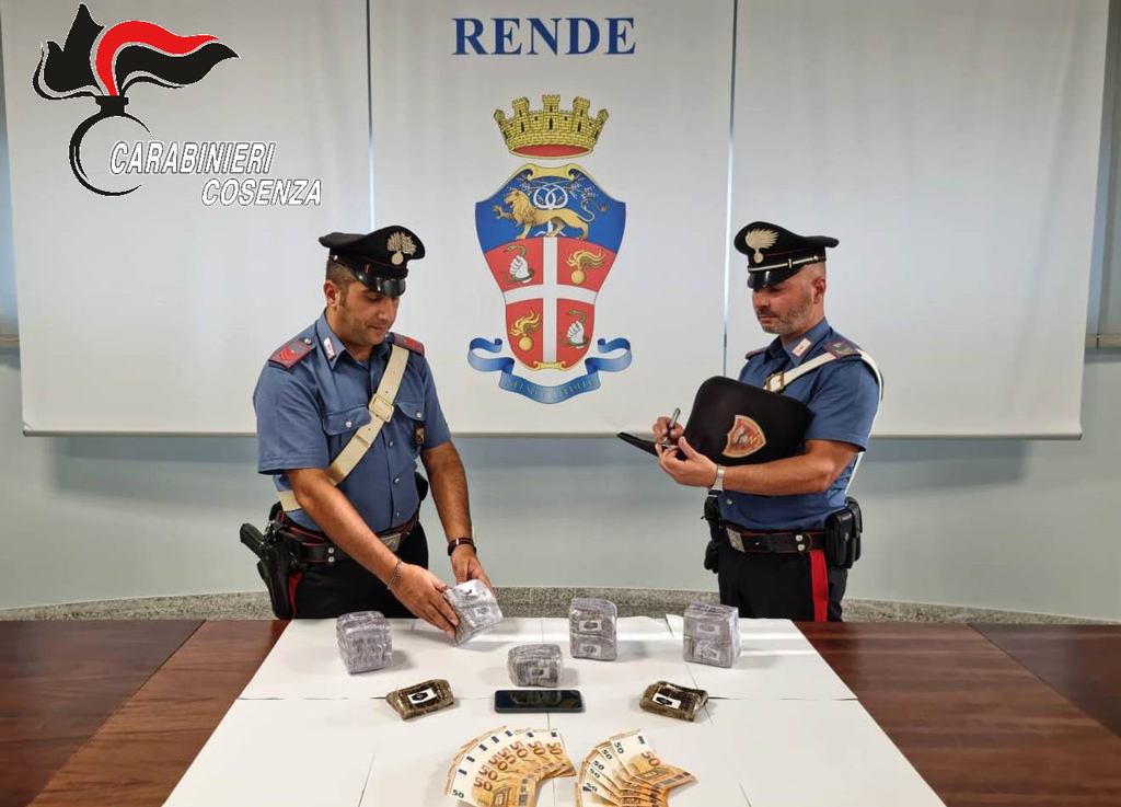 In auto con 5 chili di hascisc, due arresti a Rende