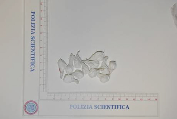 Calabria: Trovati con 5 grammi di cocaina davanti pub, arrestati