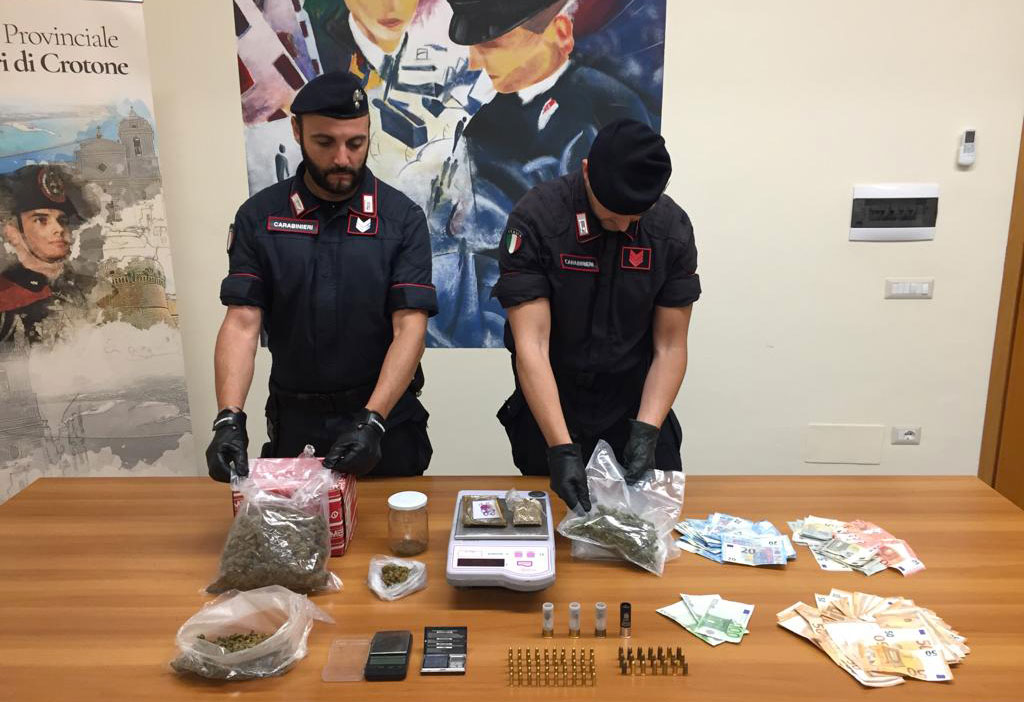 Sostanze stupefacenti, denaro e proiettili nascosti nella caldaia della sua abitazione, arrestato 30enne a Crotone