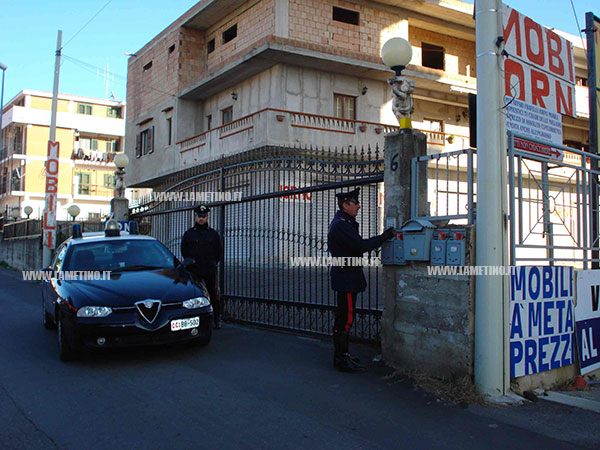 Calabria: Trovato a letto con la figlia, i familiari lanciano dal balcone fidanzato
