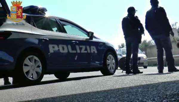 Minaccia conducente bus e passeggeri con taglierino, un arresto a Reggio