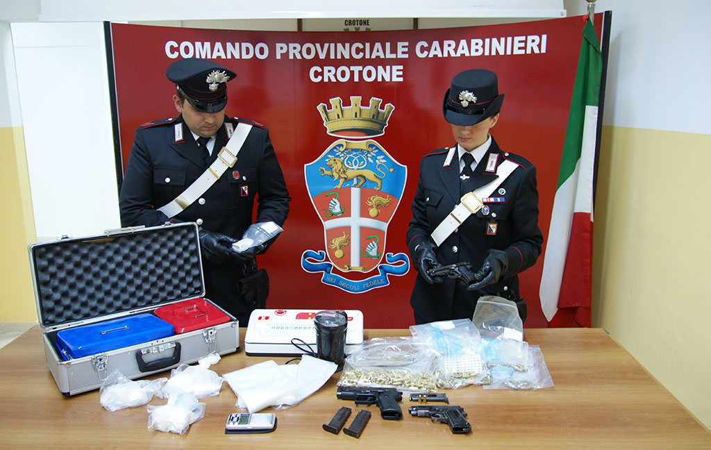 Armi e droga nascoste in casa disabitata, arrestato 47enne a Crotone - VIDEO
