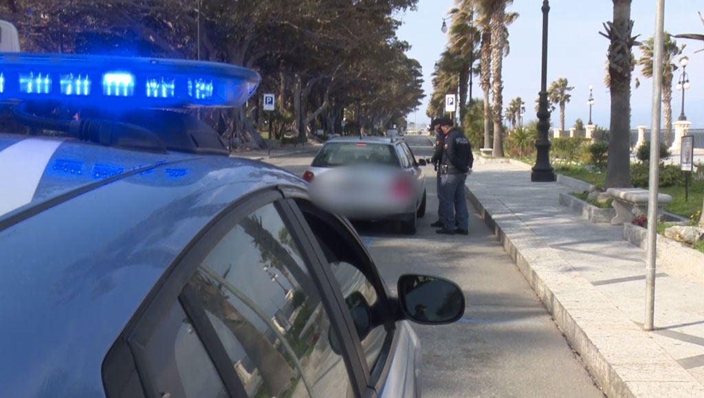 Fermato a posto di blocco manda messaggio a complice per chiedere di nascondere armi, 2 arresti a Reggio