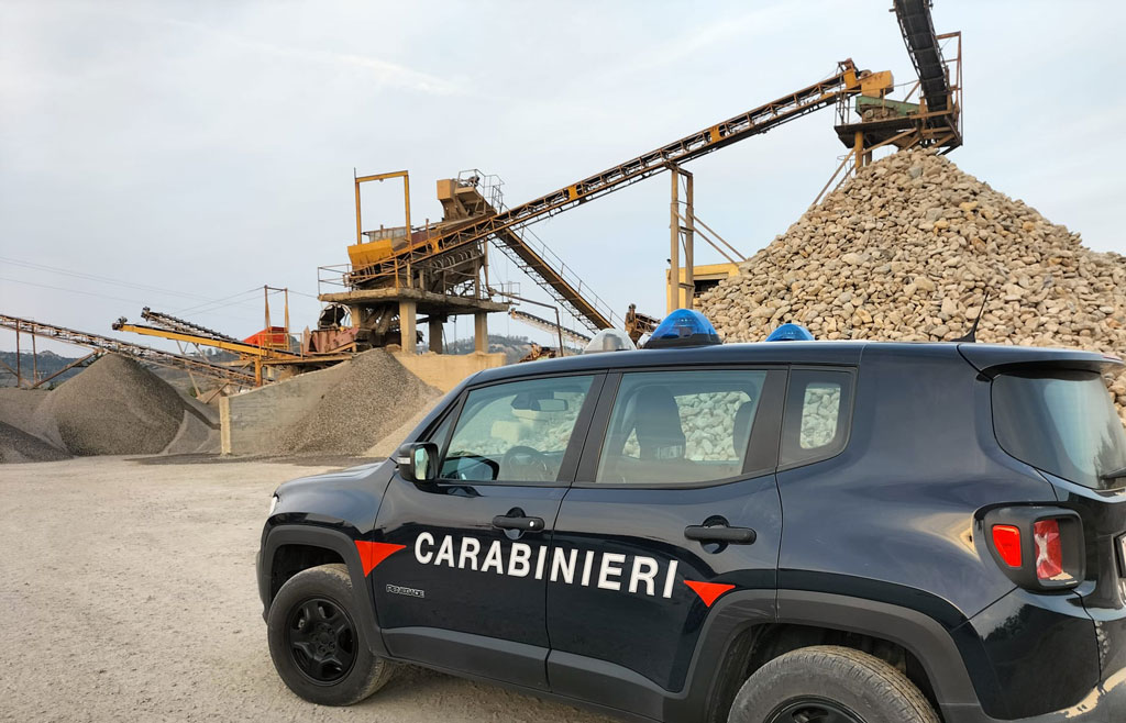 Prelevava materiale inerte da terreno demaniale, arrestato a Castelsilano