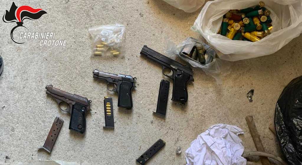 Stabile adibito a deposito di armi e droga, 2 arresti nel Crotonese