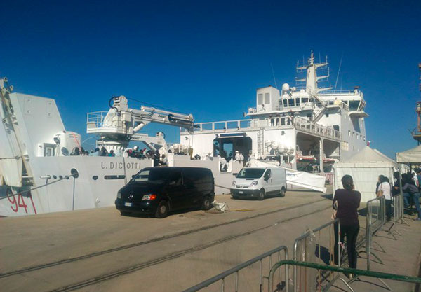 Arrivata a Reggio nave con 764 migranti, a bordo anche 8 salme