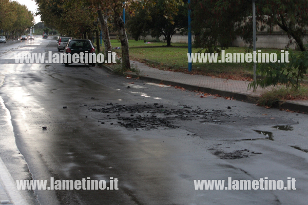Lamezia: Disagi per temporale, salta anche nuovo asfalto vicino Ospedale