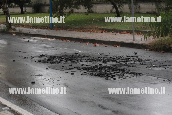 Asfalto-distrutto-in-via-Perugini-nov-2013.jpg