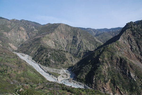 Aspromonte.-Confluenza-tra-lAmendolea-stretta-gola-a-destra-ed-il-torrente-Colella-a-sinistra.-Foto-Francesco-Bevilacqua