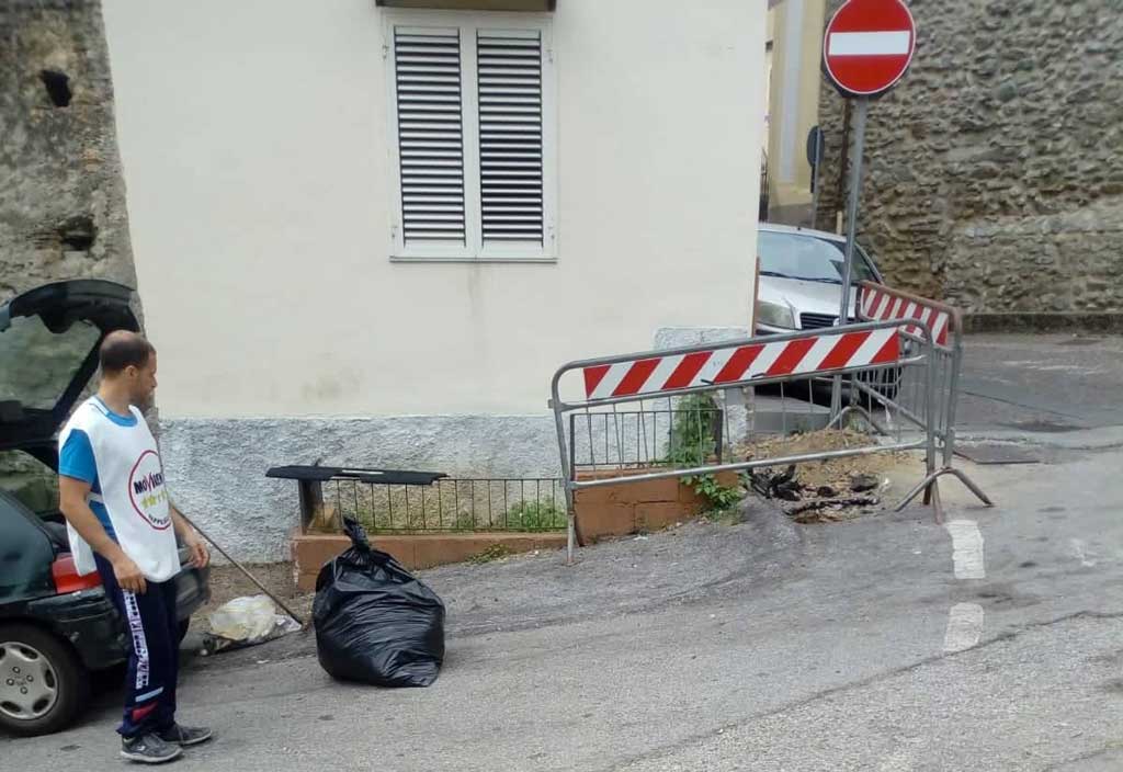 Lamezia, volontari Meetup 5 Stelle ripuliscono zone della città: prima tappa rione Miraglia 