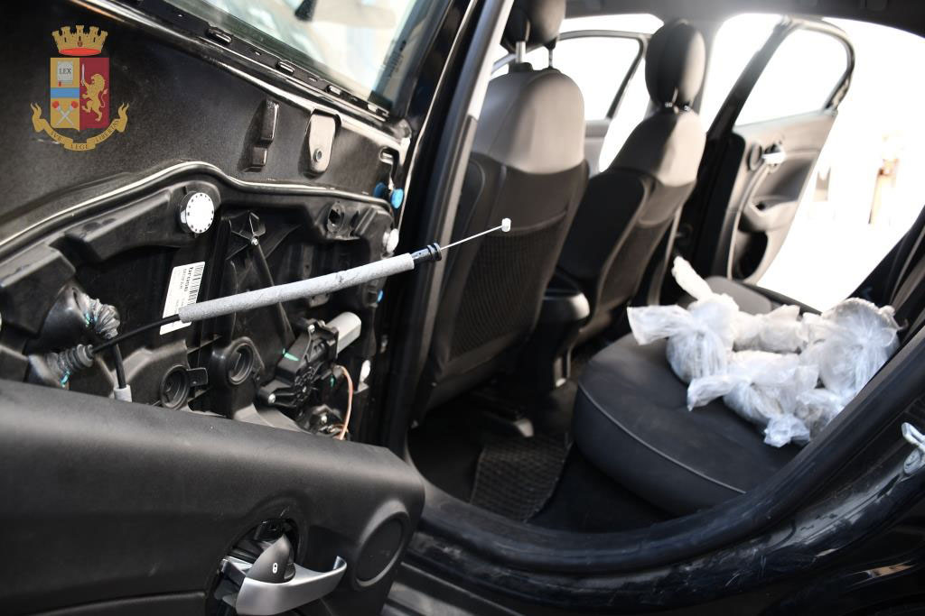 Nascondeva un chilo di marijuana nello sportello dell’auto, arrestato 43enne a Reggio